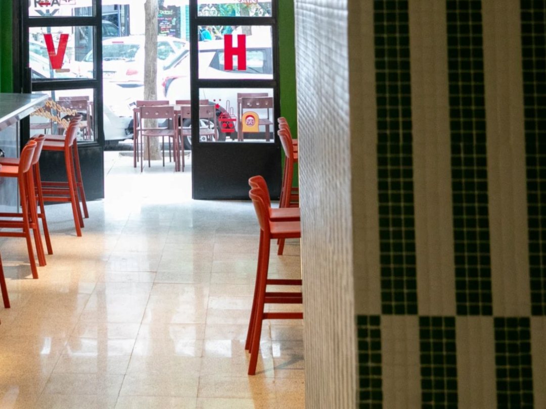 Entrance and red stools at Hermanos Vinagre Argumosa