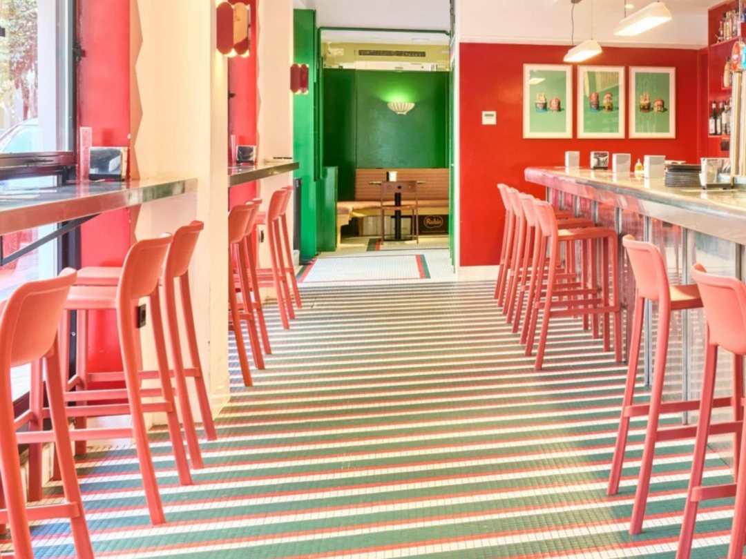 Striped floor and red stools at Hermanos Vinagre Cardenal Cisneros