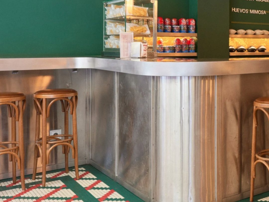 Steel bar and green walls at Hermanos Vinagre Narváez