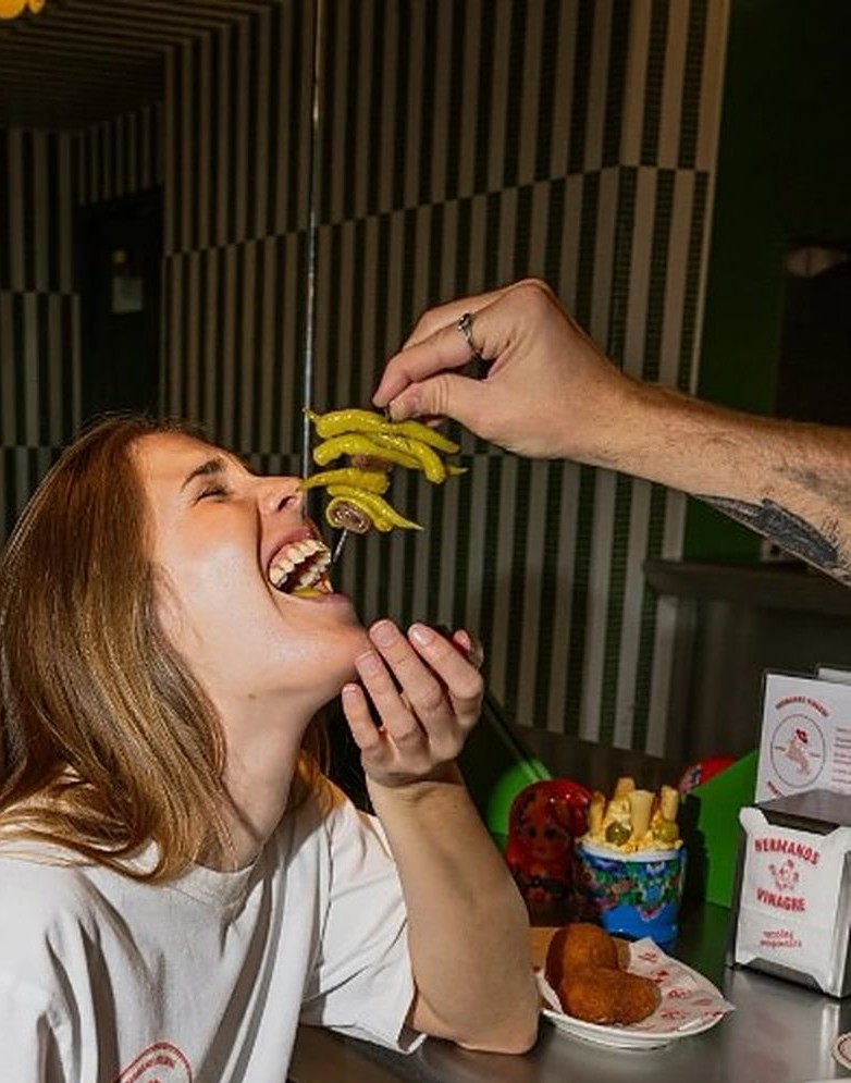 A customer eating piparras at the Hermanos Vinagre bar