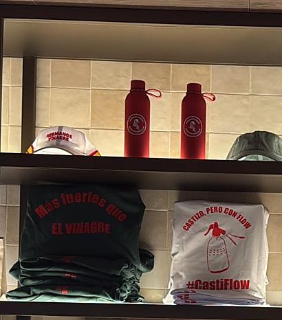 “Más fuertes que el vinagre” and “Castizo, pero con flow” T-shirts on the stall's shelf