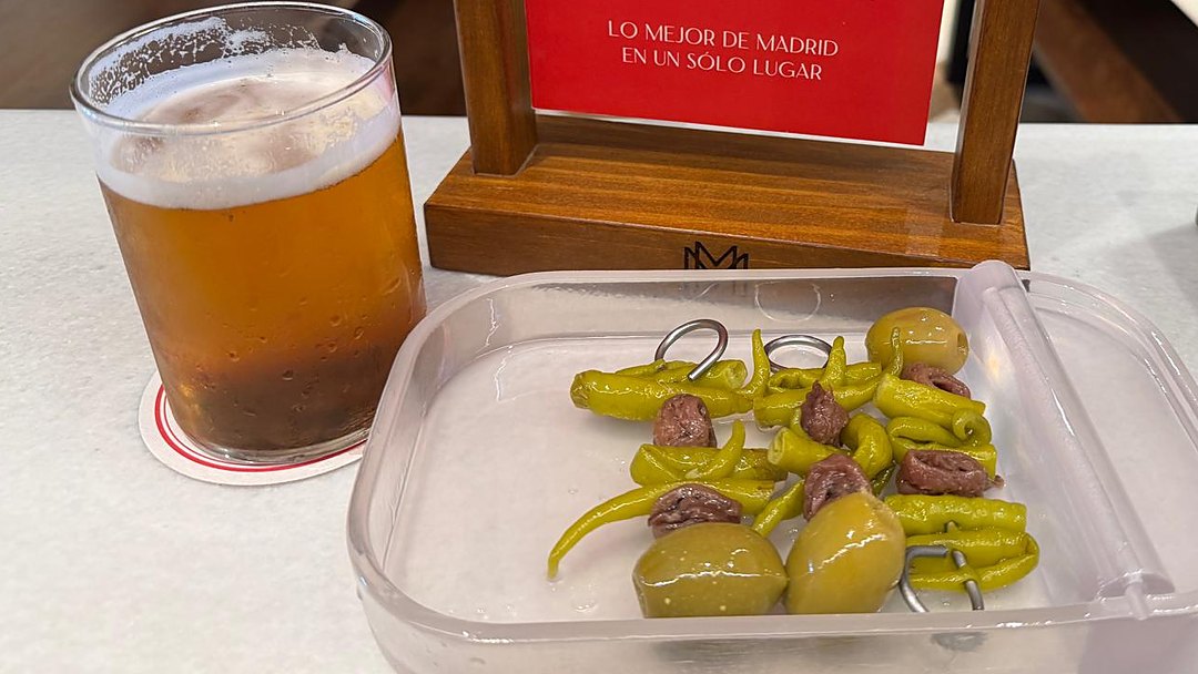 A caña and gildas on the Hermanos Vinagre bar in Mercado Madriles
