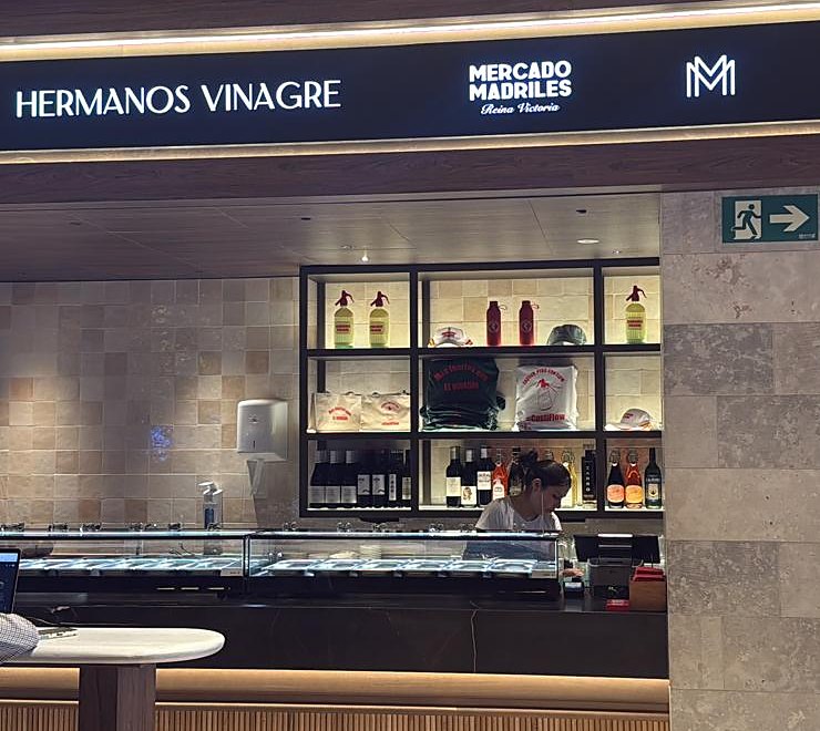 Hermanos Vinagre stall in Mercado Madriles, with the bar and the shelf of soda siphons