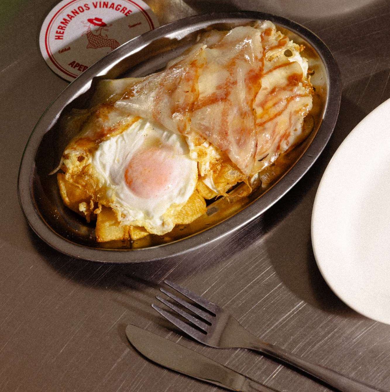 Huevos fritos con papada y patatas