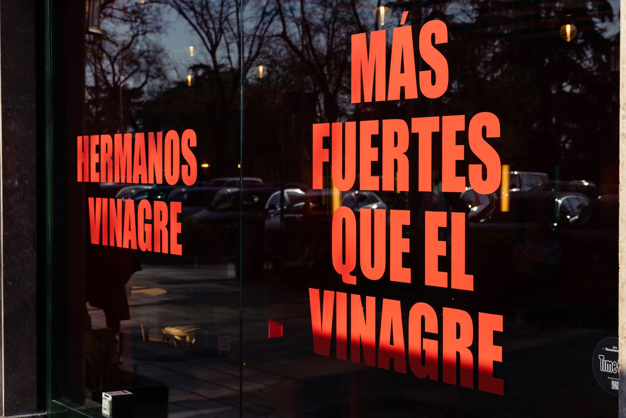 Escaparate de Hermanos Vinagre Pintor Rosales con «Más fuertes que el vinagre»
