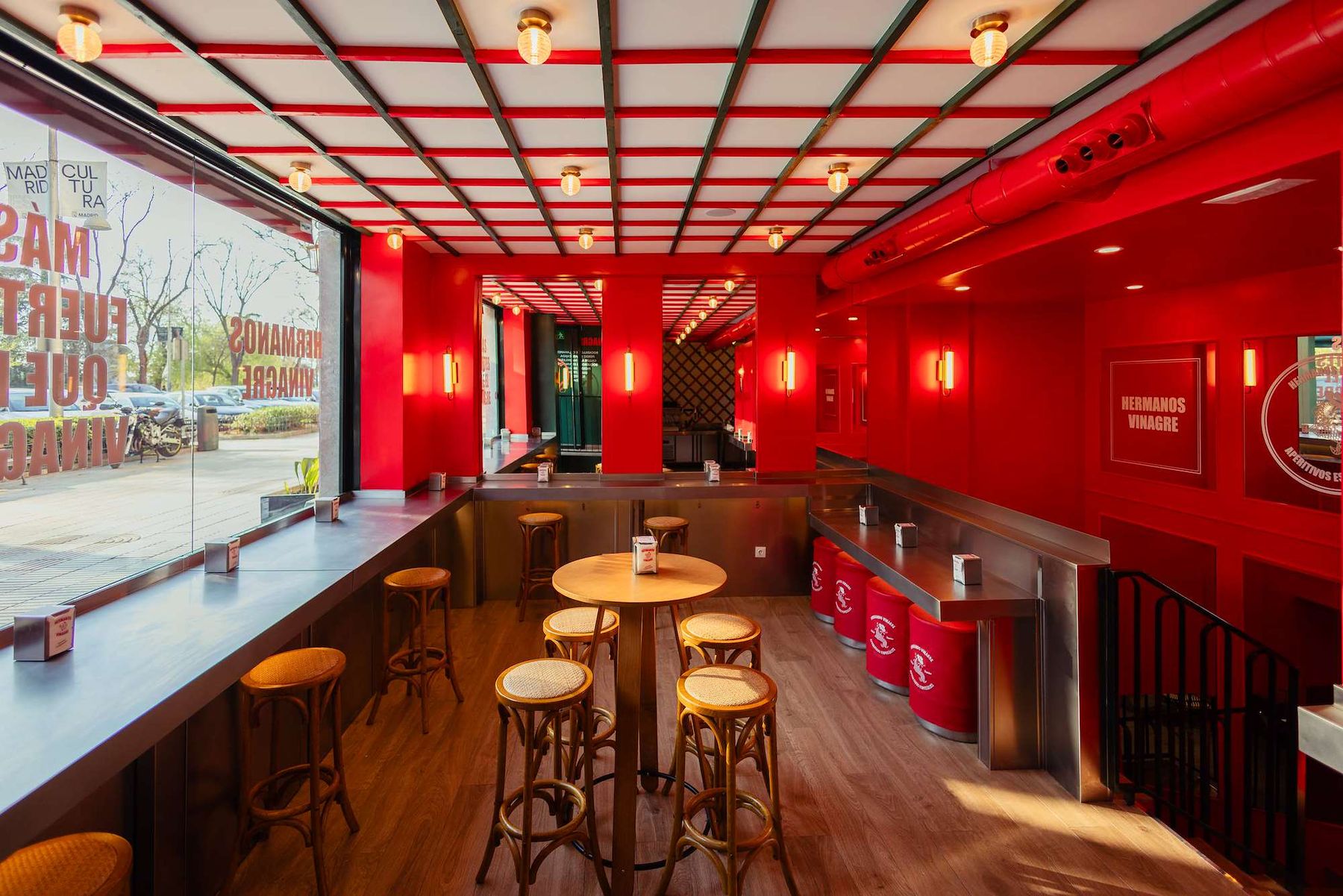 Red interior of Hermanos Vinagre Pintor Rosales