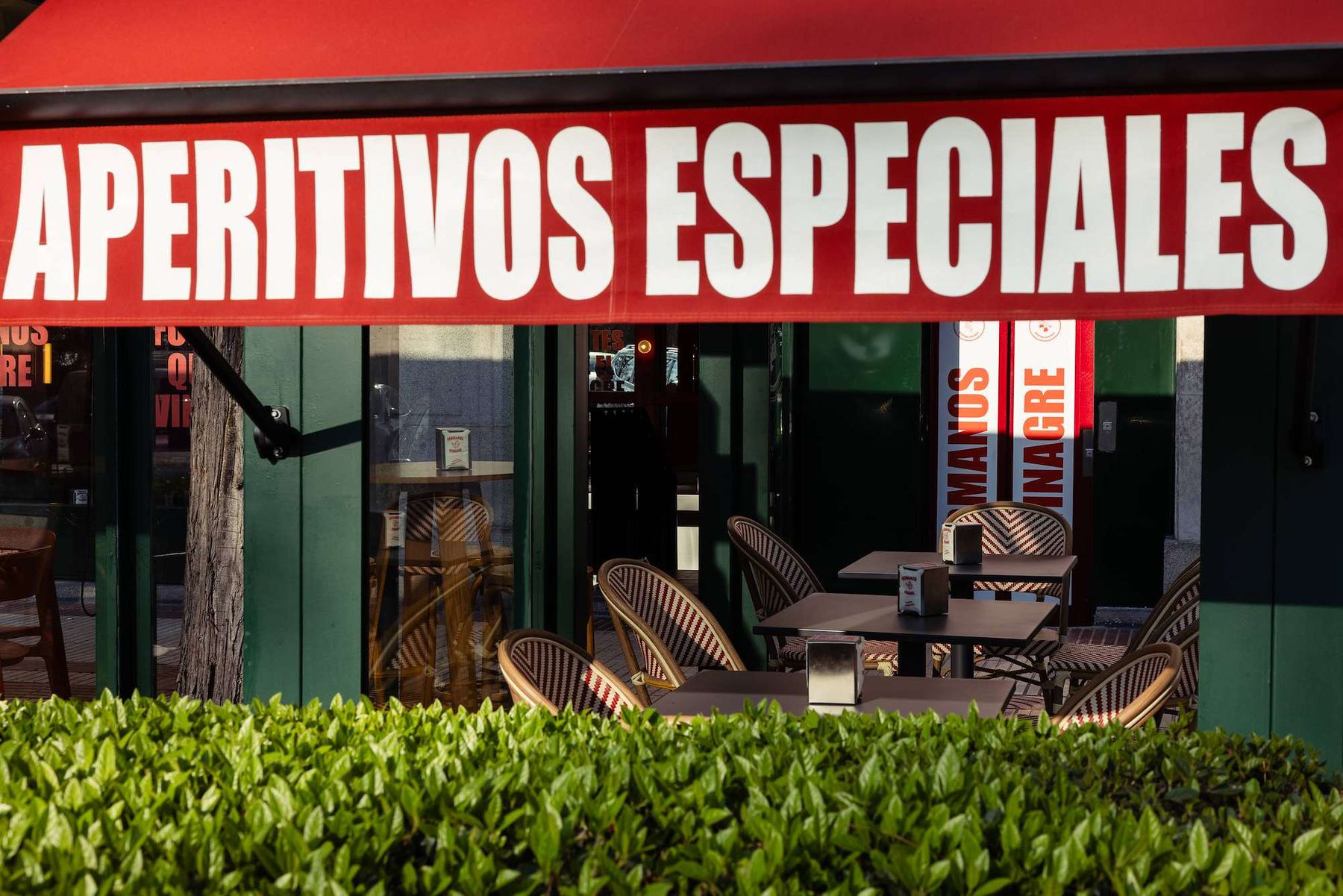 Terraza de Hermanos Vinagre Pintor Rosales bajo el toldo de «Aperitivos especiales»