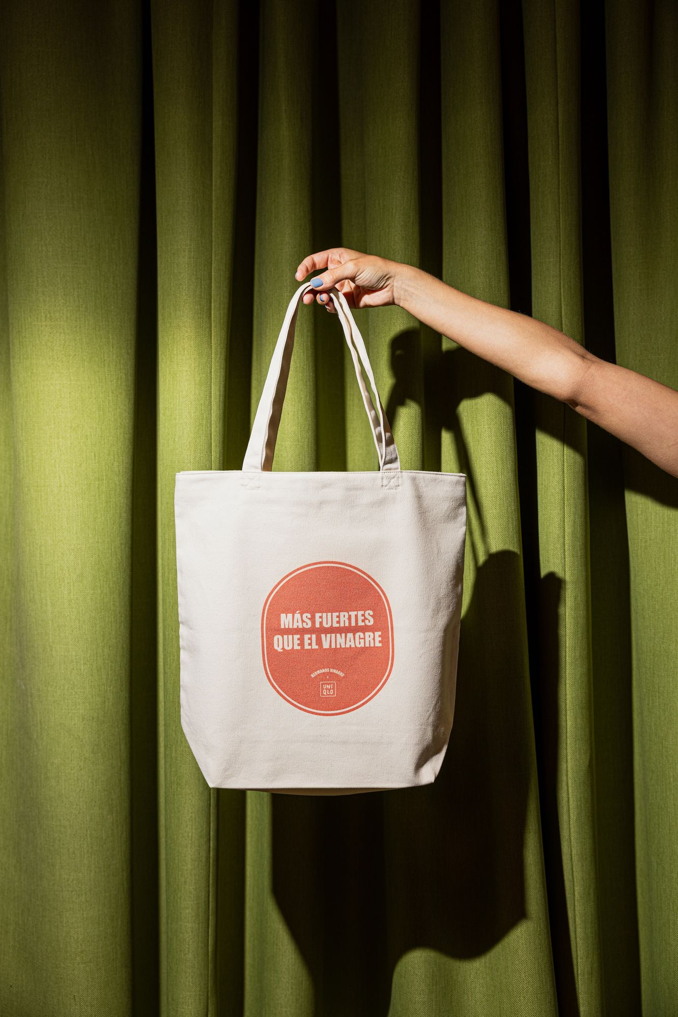 Hermanos Vinagre × UNIQLO “Más fuertes que el vinagre” tote bag