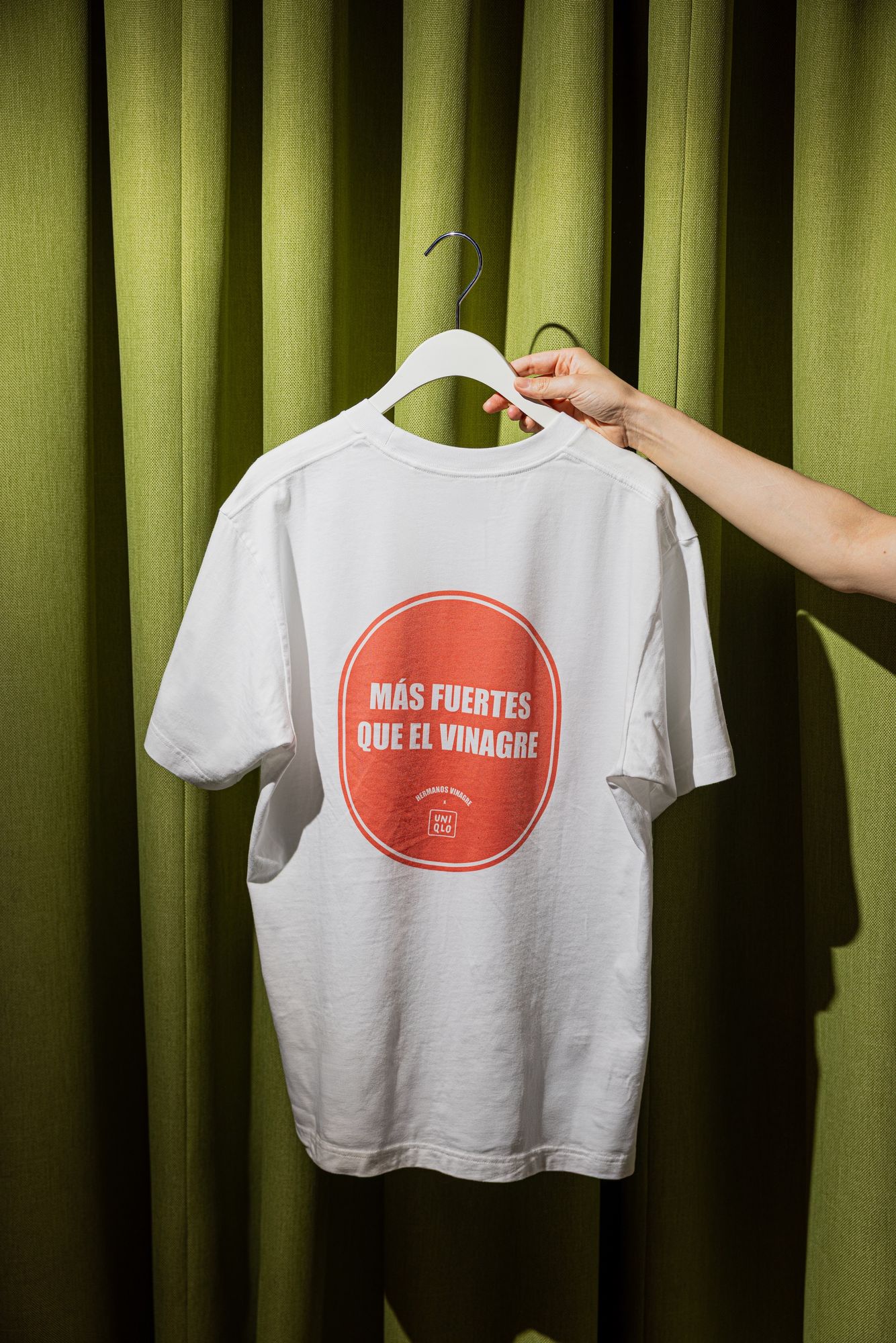 Hermanos Vinagre × UNIQLO “Más fuertes que el vinagre” T-shirt