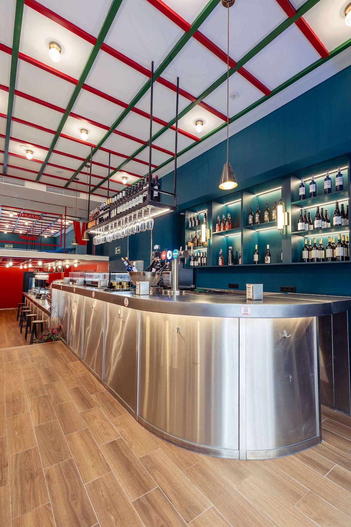 Curved steel bar at Hermanos Vinagre Zaragoza