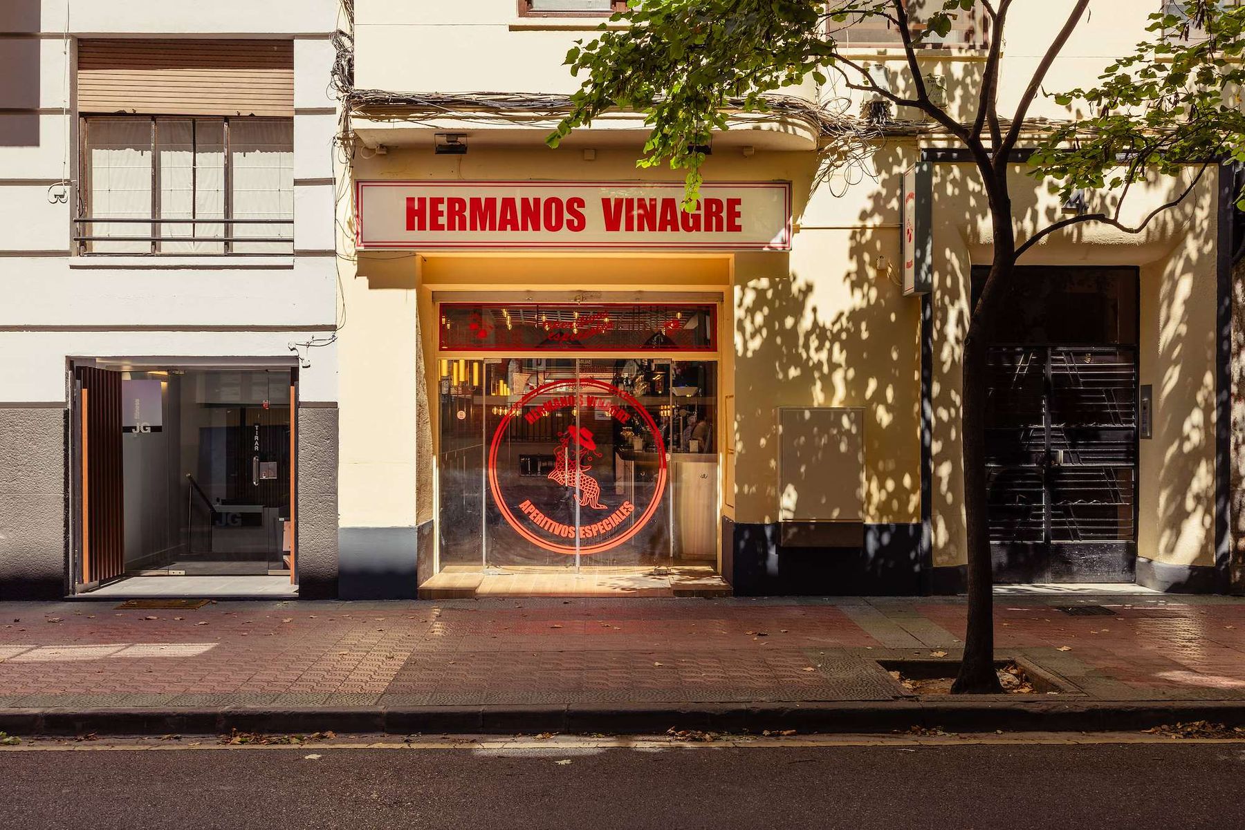 Front of Hermanos Vinagre at Calle Mefisto, 4, Zaragoza