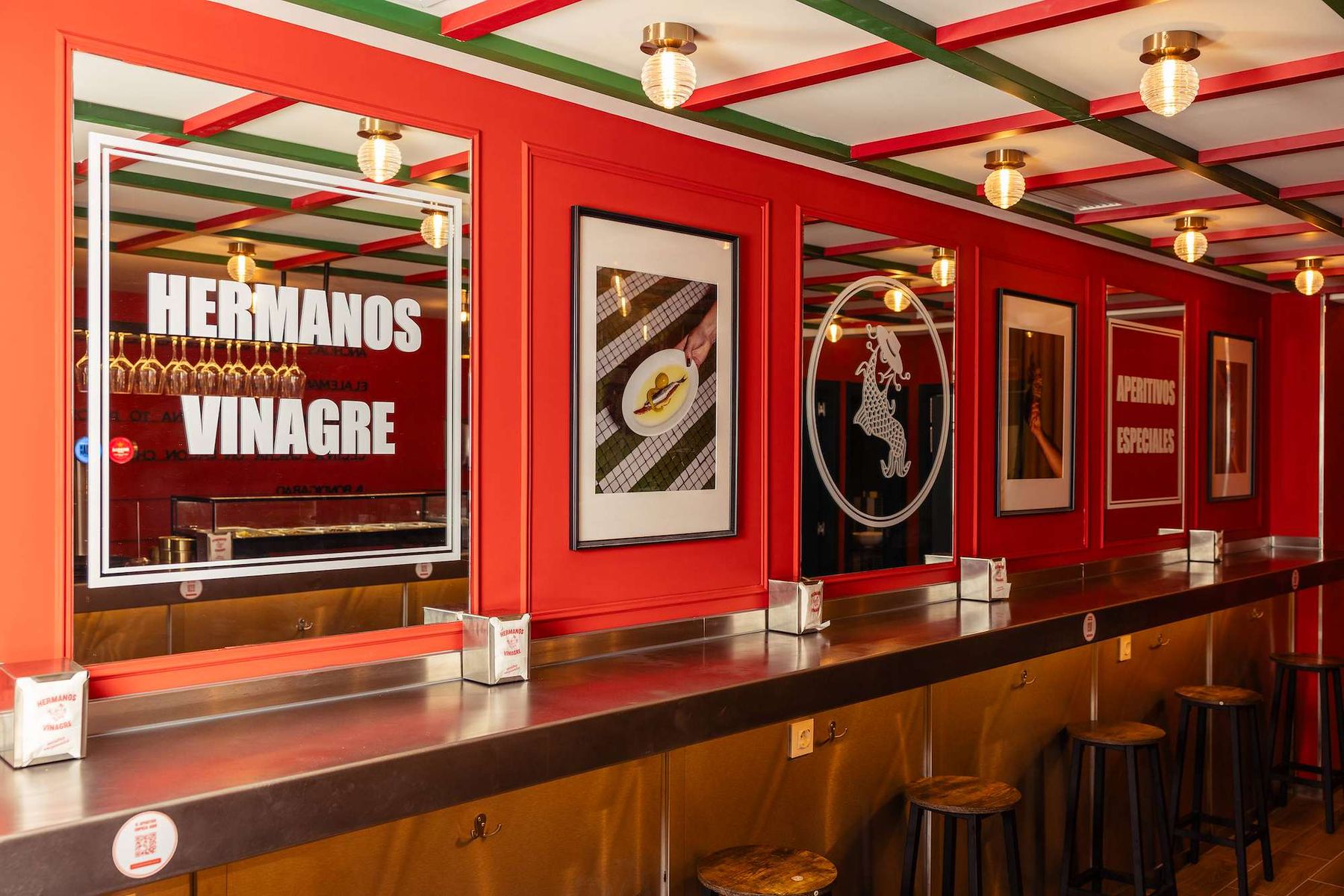 Red walls with the Hermanos Vinagre sign in Zaragoza